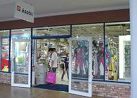 DSC-U10で撮影。これがバンダイのお店。