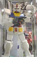 DSC-U10で撮影。でっかいガンダム。これも売り物。
